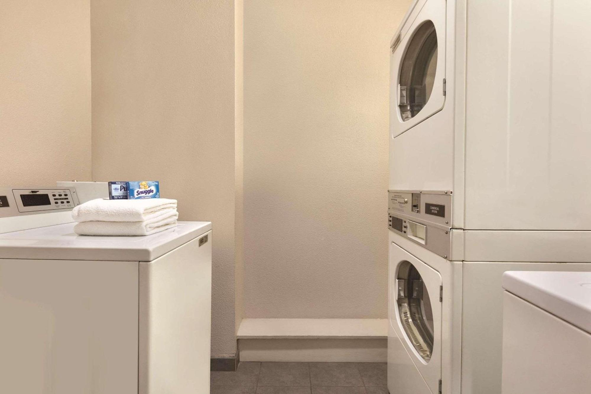 Country & By Radisson, North, Ca 2*