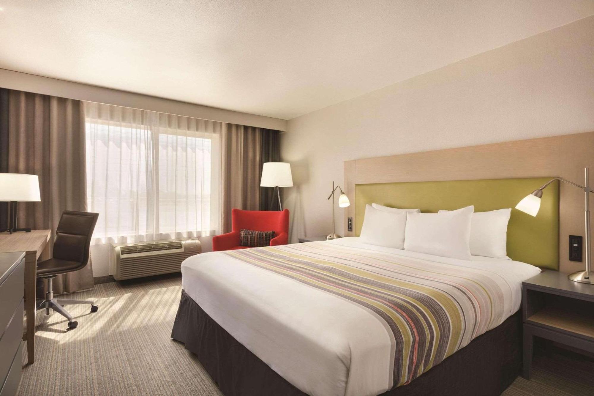Country & By Radisson, North, Ca Hotel